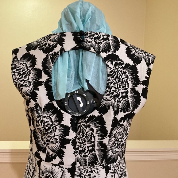Tracy Reese, size 2, keyhole back, black and white dress. - Picture 4 of 6